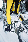 Mann snowbiking, Mann fährt Mountainbike im Schnee, Wintersport, Sport, Serfaus, Tirol, Österreich