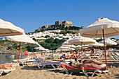 Strandleben in Lindos, Insel Rhodos, Dodekanes, Ägäis, Griechenland