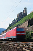 Zug fährt an Burg Ehrenfels mit Weinberg vorbei, Rüdesheim, Rheingau, Hessen, Deutschland