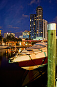 Yacht ankert vor Las Olas Riverhouse Appartments am New River in Fort Lauderdale, Florida, USA