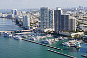 Luftaufnahme vom Miami Beach Jachthafen und Hochhäusern, Miami, Florida, USA