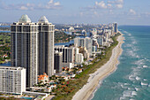 Luftaufnahme von Strand und Hochhäusern im Boardwalk Distrikt, Miami, Florida, USA