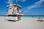 Bunte Rettungsschwimmerstation am Strand im Sonnenlicht, South Beach, Miami Beach, Florida, USA