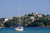 Ein Boot fährt vor der Insel Mourtos, Ionische Inseln, Griechenland
