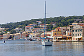 Ein Boot fährt aus dem Hafen von Gaios, Paxos, Ionische Inseln, Griechenland