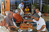 Ältere Menschen spielen Backgammon vor einem Café, Korfu, Ionische Inseln, Griechenland