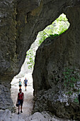 Lefkada, Nydri, Menschen gehen durch eine Schlucht, Ionische Inseln, Griechenland