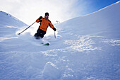 Skifahrer fährt im Tiefschnee, Skigebiet Sonnenkopf, Vorarlberg, Österreich
