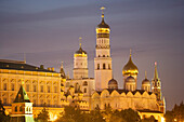 Kreml mit seinen Gebäuden (von links): Grosser Palast, Maria Verkuendigung Kathedrale, der Glockenturm Iwan der Grosse, Erzengel Michael Kathedrale und der Erlöserturm (Spasskaya) der Kremlmauer, Moskau, Russland