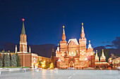 Staatliches historisches Museum am Roten Platz, rechts das Auferstehungstor, Moskau, Russland