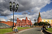 Manegeplatz mit dem Blick auf das Staatliche Historische Museum und den Arsenalturm, Moskau, Russland