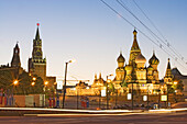Die Mauer des Kreml, der Rote Platz mit dem beleuchteten Kaufhaus GUM und die Basilius Kathedrale am Abend, Moskau, Russland