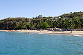 Menschen und Palmen am Strand, Playa Crashboat, Puerto Rico, Karibik, Amerika