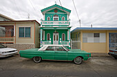 Grünes Auto vor grünes Haus, Stadt, San German, Puerto Rico