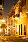 Beleuchtete Gasse mit Kopfsteinpflaster in der Altstadt, San Juan, Puerto Rico, Karibik, Amerika