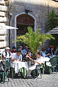 Menschen sitzen vor dem Café Farnese im Sonnenlicht, Piazza Farnese, Rom, Italien, Europa