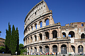 Touristen vor dem Kolosseum unter blauem Himmel, Rom, Italien, Europa