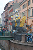 Bankovskybruecke mit Greifenfiguren am Gribojedow Kanal, auch Greifenbrücke genannt, Sankt Petersburg, Russland