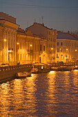 Moika Fluß, Blick auf Paläste von der Bolschoi Konyushenny Bruecke, Sankt Petersburg, Russland