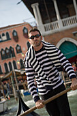 Gondelführer, Gondoliere steuert Gondel über den Canal Grande, Venedig, Venetien, Italien, Europa