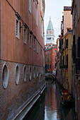 Kanal und Campanile Turm, Venedig, Venetien, Italien, Europa