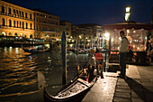 Nachtaufnahme von Gondoliere mit Gondel am Canal Grande, Venedig, Venetien, Italien, Europa