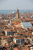 Blick vom Campanile Turm auf Dächer und Häuser sowie Kreuzfahrtschiffe Royal Clipper und MS Europa, Venedig, Venetien, Italien, Europa
