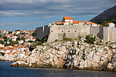 Blick von Adria auf Altstadt mit Stadtmauer, Dubrovnik, Dalmatien, Kroatien, Europa