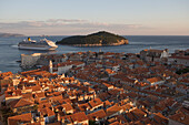 Blick von Stadtmauer auf Dächer und Häuser der Altstadt mit Ozeanriese Costa Serena, Dubrovnik, Dalmatien, Kroatien, Europa