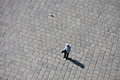 Blick vom Duomo Glockenturm auf Piazza mit Mann am Mobiltelefon, Messina, Sizilien, Italien, Europa