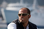 Cooler italienischer Bootsskipper mit Sonnenbrille und Zigarette auf Weg zur Blauen Grotte, Capri, Kampanien, Italien, Europa