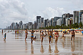 Menschen am Strand, Recife, Pernambuco, Brasilien, Südamerika