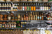 Verkaufsstand mit Nüssen und Spirituosen in der Mercado Central Markthalle, Fortaleza, Ceara, Brasilien, Südamerika