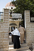 Frauen und Mann am Eingang des Saladin Mausoleum, Damaskus, Syrien, Naher Osten, Asien