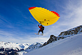 Snowboarder mit einem Woody-Jump, Grimentz, Wallis, Schweiz