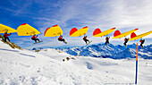 Flugabfolge eines Snowboarders mit Woopy-Jump, Grimentz, Wallis, Schweiz
