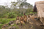 Menschen im Dorf bei der Kaffeeplantage, Langila, Hochland, Papua Neuguinea, Ozeanien