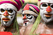 Männer mit Gesichtsbemalung bei Singsing Tanz, Lae, Papua Neuguinea, Ozeanien