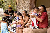 Frauen und Kinder sitzen vor der Kirche, Nuku Hiva, Marquesas Inseln, Polynesien, Ozeanien