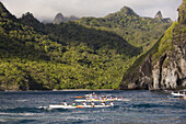 Menschen in Kanus in einer Bucht, Ua Pou, Marquesas, Polynesien, Ozeanien