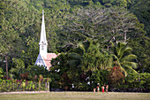 Kirche von Omo’a zwischen Bäumen, Fatu Hiva, Marquesas, Polynesien, Ozeanien