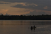Outrigger Kanu in Lagune bei Sonnenuntrgang, Neu Irland, Papua Neuguinea