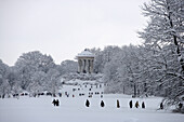 Menschen im Schnee an einem Wintertag am Monopteros, Englischer Garten, München, Bayern, Deutschland