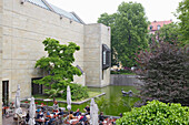 Menschen sitzen auf der Terrasse des Café Greco der Neuen Pinakothek, München, Bayern, Deutschland