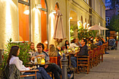 Menschen sitzen am Abend vor dem Café Zeitgeist, Maxvorstadt, München, Bayern, Deutschland