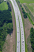 Luftaufnahme der Autobahn A 96 München-Lindau, Bayern, Deutschland