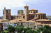 General view of the cathedral (started in 1130). Siguenza. Sierra de Ayllon. Guadalajara province. Castilla-La Mancha. Spain