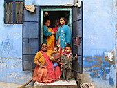 Women with kids at house entrance in Jodhpur. Rajasthan, India
