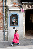 Mädchen vor Heiligenbild, Venedig, Venetien, Italien