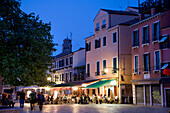 Leute im Restaurant, Campo Santa Margherita, Venedig, Venetien, Italien